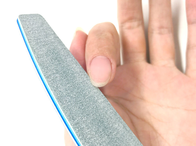 ファイルで爪の長さ、形を整える