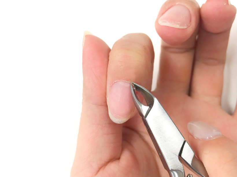 キューティクルニッパーで余分な角質をカット