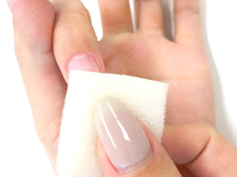 爪の油分を拭き取る