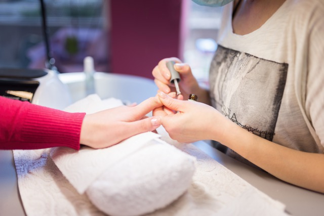 サロンでのジェルネイルの施術風景