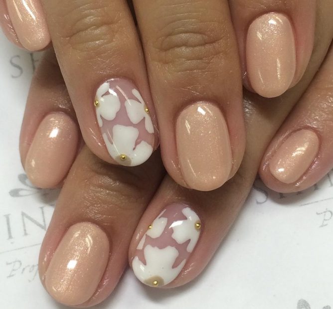 フラワーモチーフとベージュ系カラーのネイル