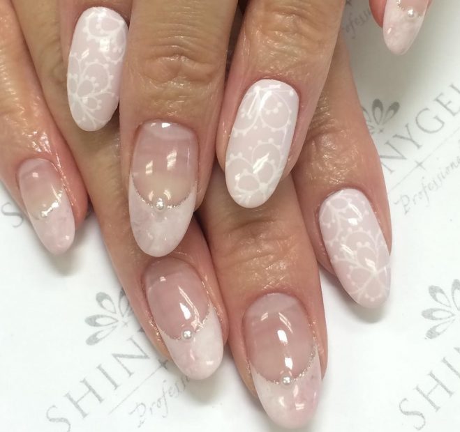 レースとクリアフレンチのネイルデザイン
