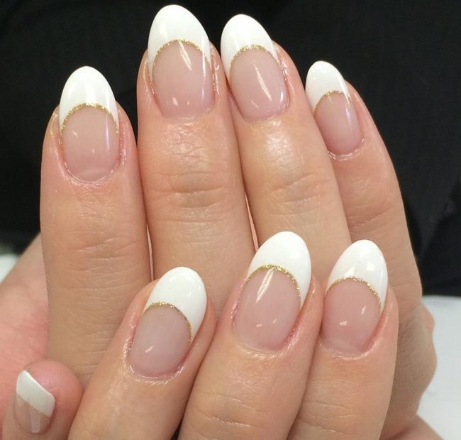 クリアとホワイト、ゴールドラインのネイルデザイン