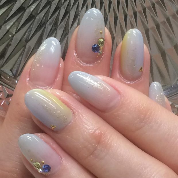 パステルカラーのグラデーションネイル