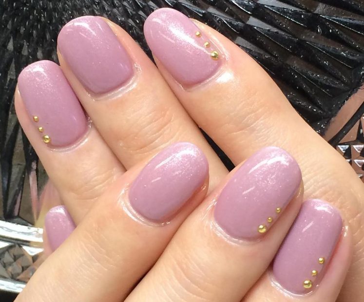 モーブピンク色のワンカラーネイル