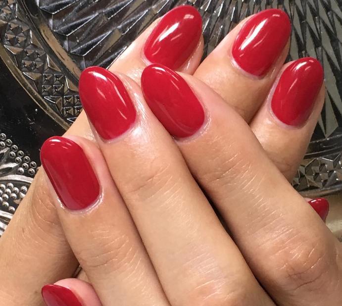 レッドカラーのワンカラーネイル