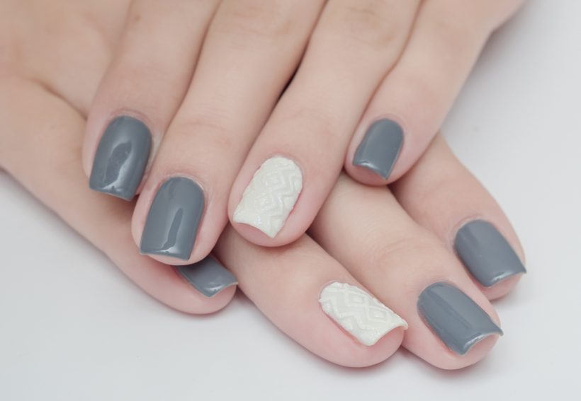グレーとホワイトのネイル