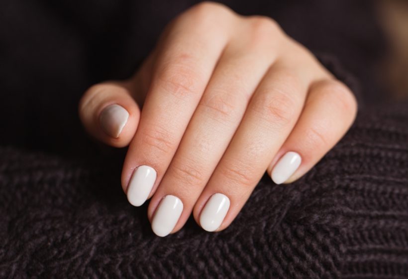 ホワイトカラーのワンカラーネイル