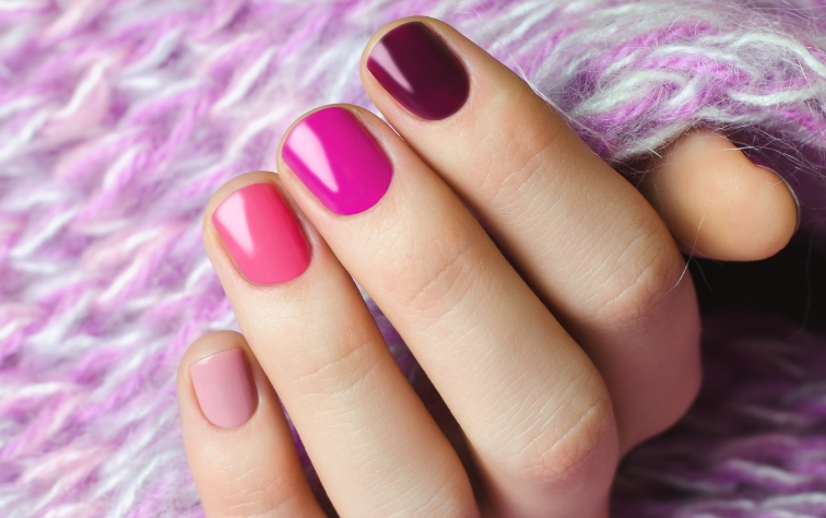 レッド系ネイルのグラデーション