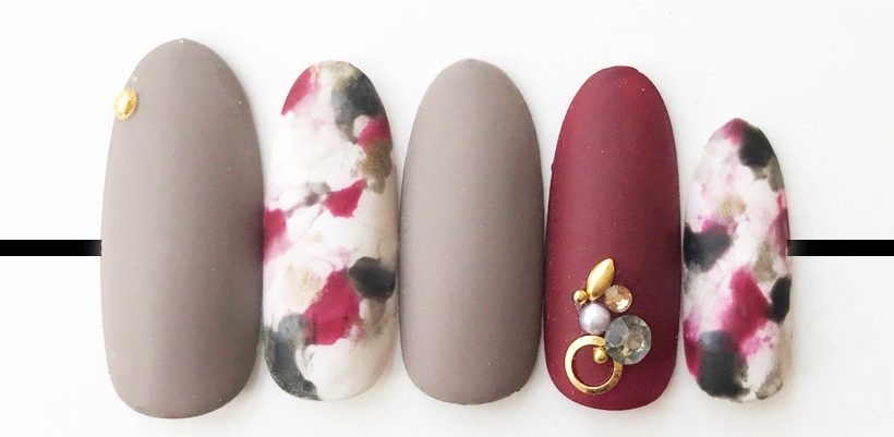 様々なカラーを使用したネイルデザイン