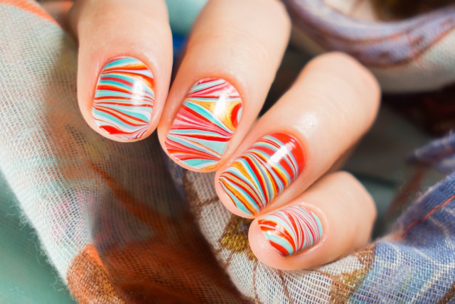 カラフルなマーブルネイル