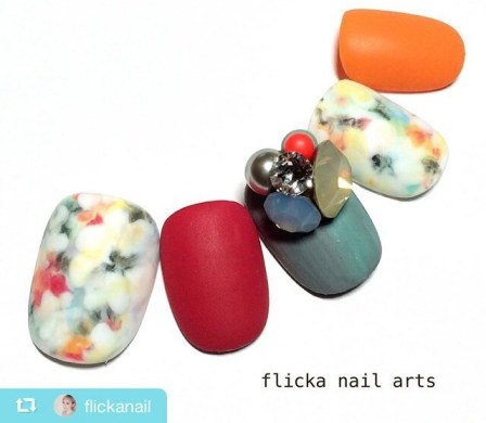 フラワーモチーフのマットネイル
