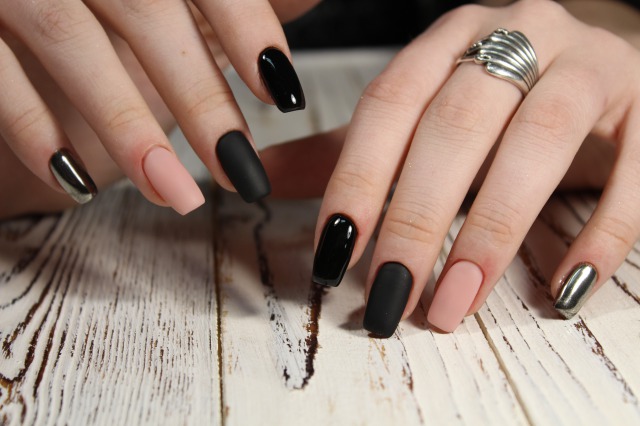 ピンク・ブラック系マットネイル