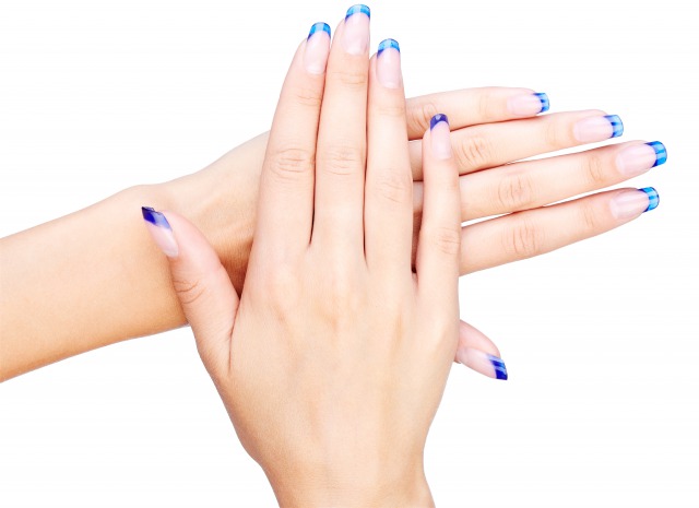 ジェルネイルを施した美しい手