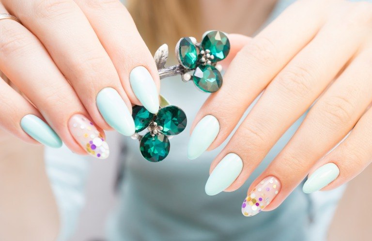 長さ出ししているジェルネイル