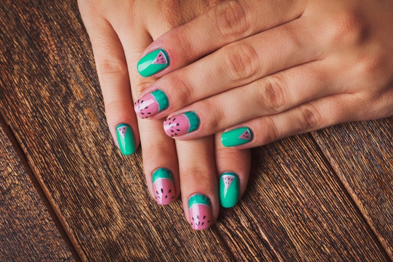 スイカモチーフのネイルデザイン2