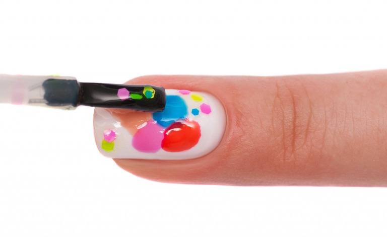 手描きドットのネイルデザイン