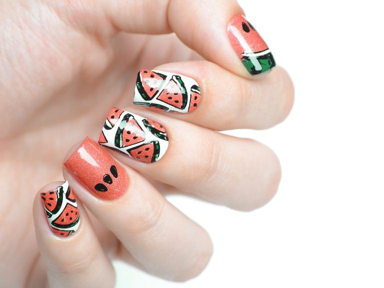 スイカモチーフのネイルデザイン