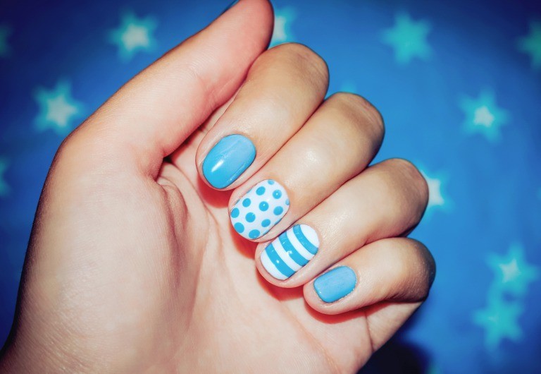 ストライプとドットのネイルデザイン