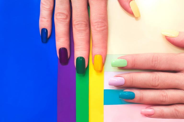 カラフルなネイル