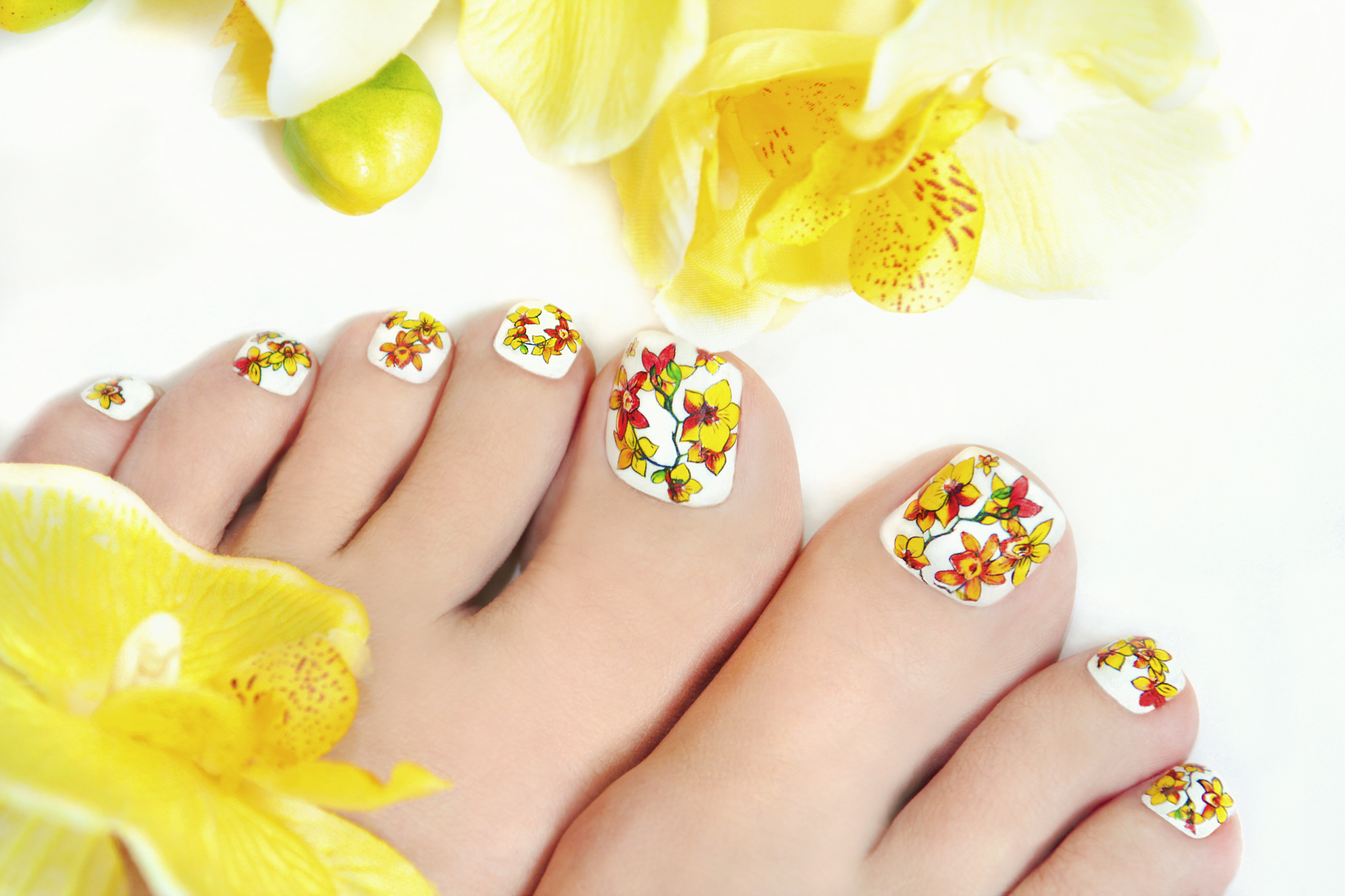 イエロー系ペディキュア