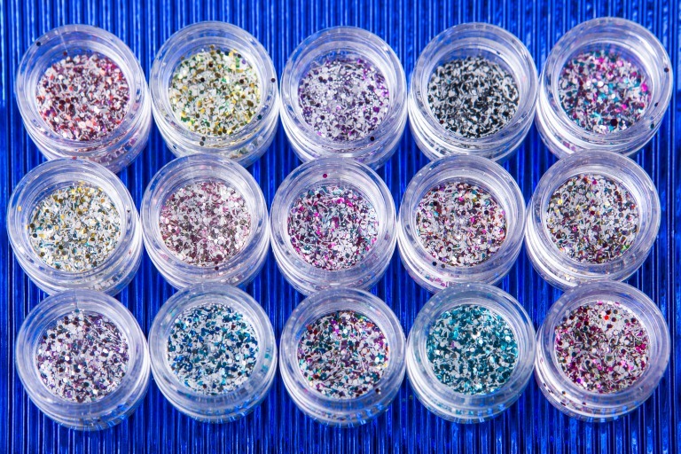 ラウンドケースに入ったネイルパーツ