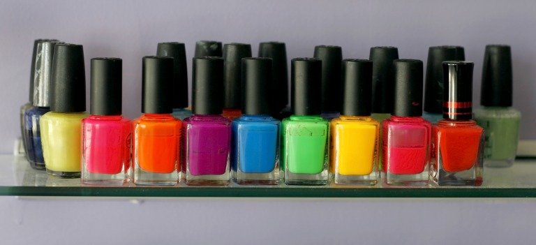 数多く並んでいるネイルポリッシュ