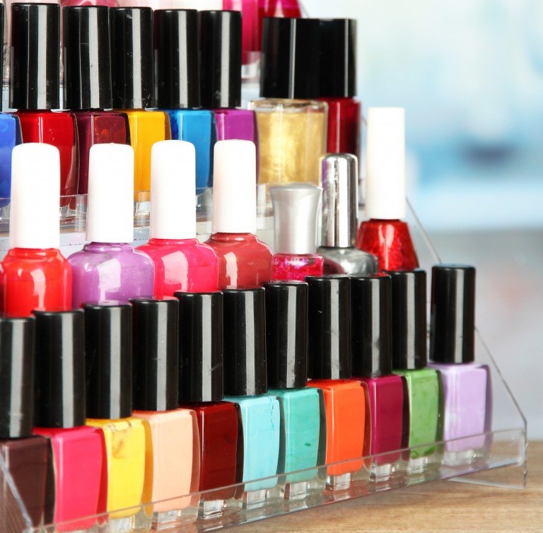 段になったケースに並ぶネイルポリッシュ