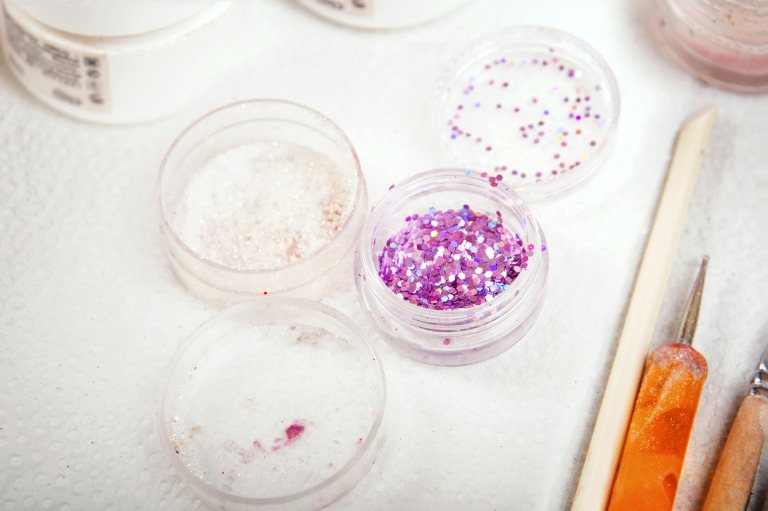 ラウンドケースに入ったラインストーン