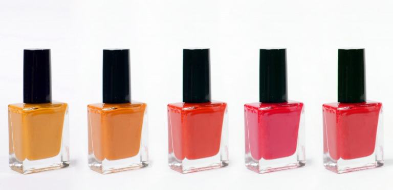 きれいに並んだネイルポリッシュ