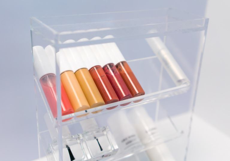 めになったアクリルケースに並ぶネイル用品