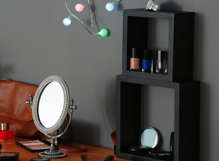 インテリア感覚で飾られたネイルポリッシュ