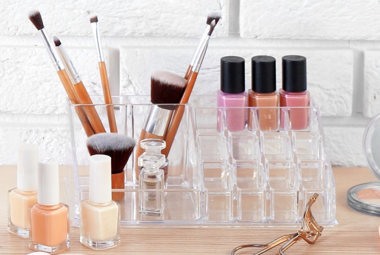 アクリルケースに収納されたコスメアイテム