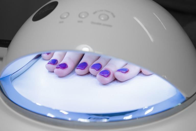 ライトで硬化させているイメージ