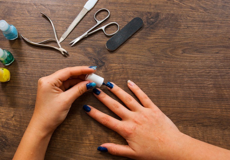 左手でのセルフネイル