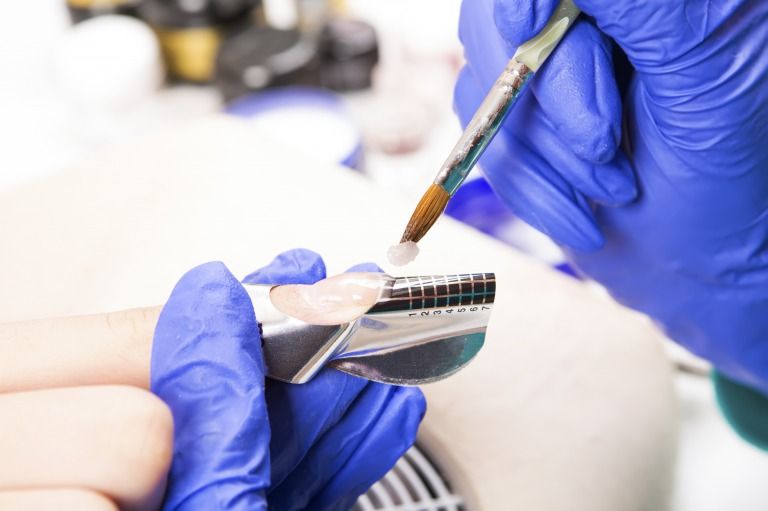 サロンでのスカルプチュアネイル施術