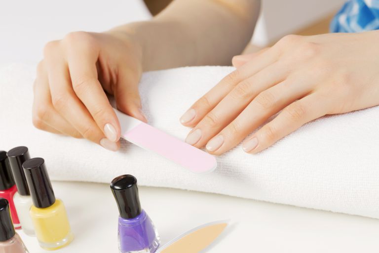 ファイルで爪を整える