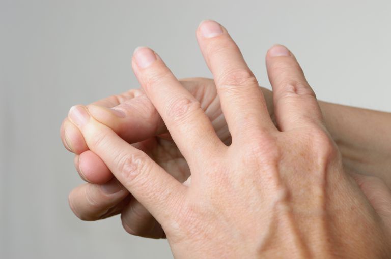 手のツボを押すイメージ