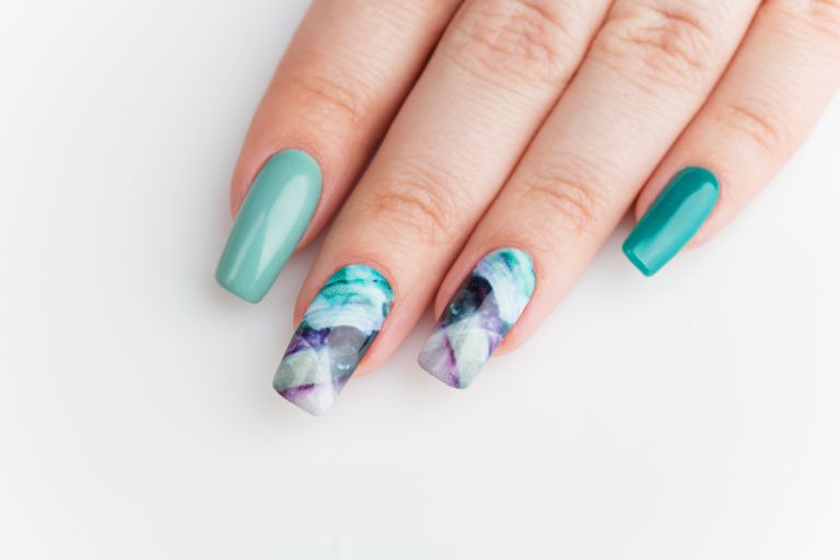 中指と薬指にネイルアート