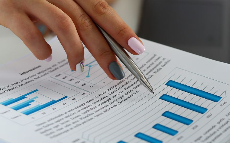 きれいなネイルの手元