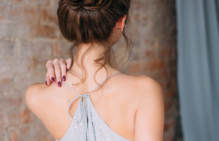 背中がキレイな女性