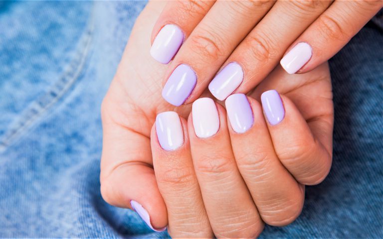 淡色ネイル 