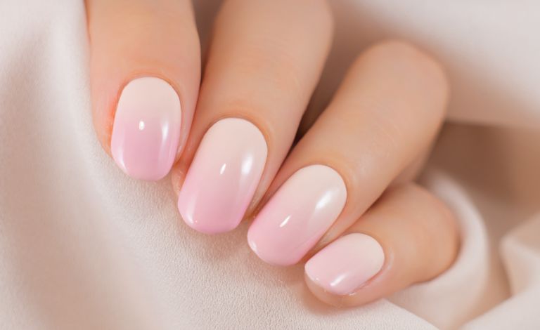 淡色ネイル 