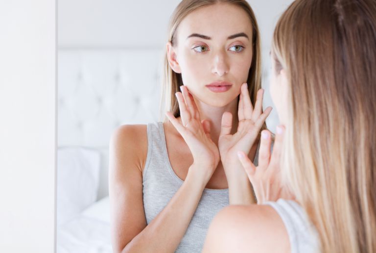 毛穴を気にする女性