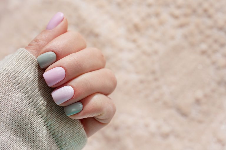 淡色ネイル 