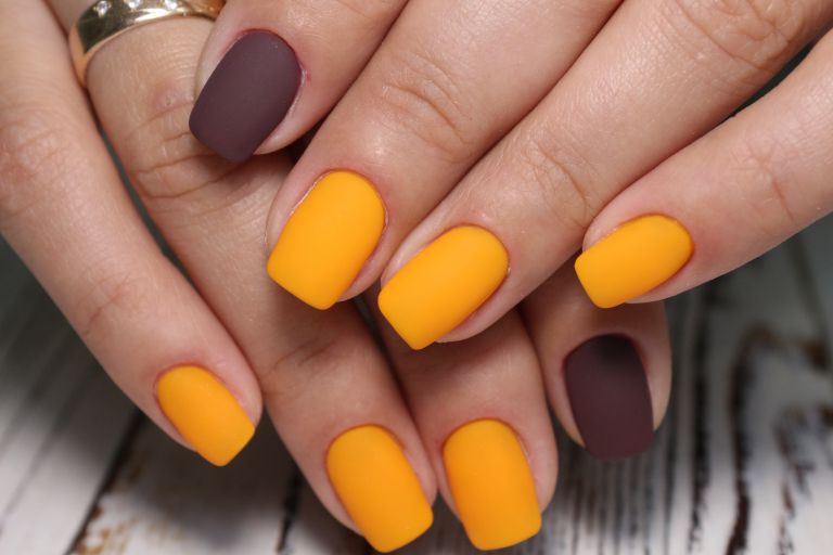 イエローベースのネイルカラー