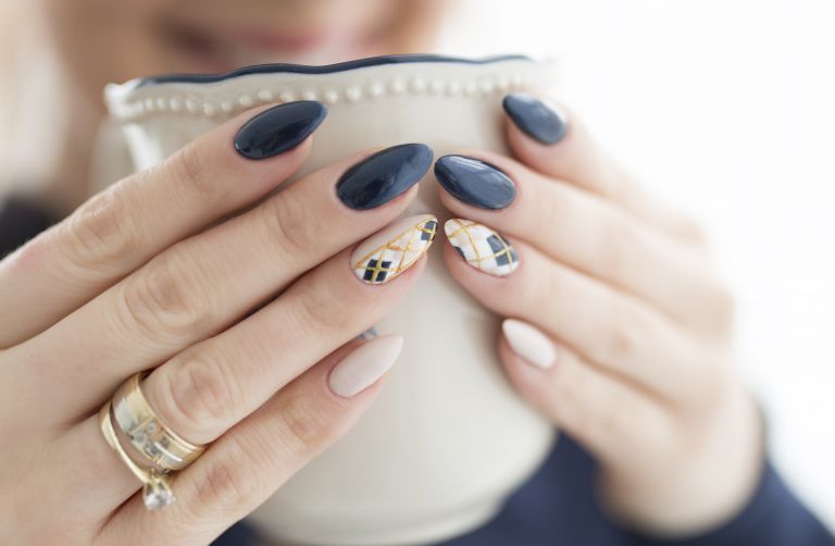 イエローベースのネイルカラー 