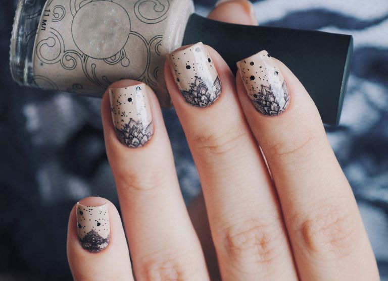 イエローベースのネイルカラー 