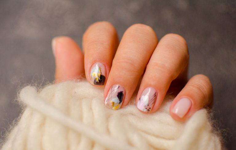 イエローベースのネイルカラー