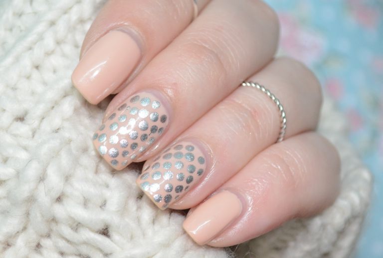 ドット柄ネイル